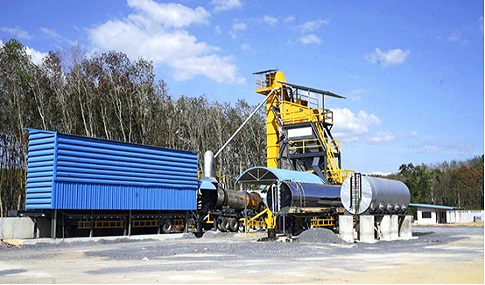 High-efficiency asphalt mixing plant in operation